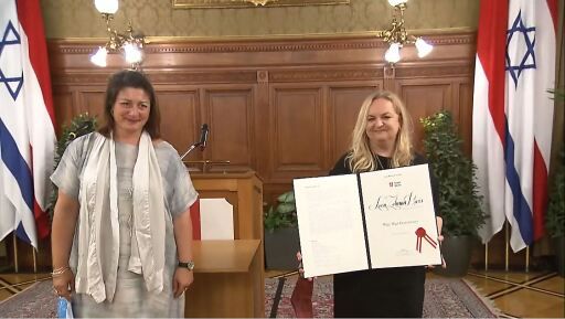 Die Journalistin Olga Kronsteiner wurde gestern
Abend im Wiener Rathaus mit dem Leon-Zelman-Preis für Dialog und
Verständigung 2020 ausgezeichnet. Der Preis wurde von Wiens
Kulturstadträtin Veronica Kaup-Hasler im Stadtsenatssitzungssaal
überreicht.