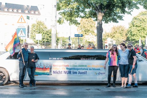 Vorschau Bild von v.l.n.r.: Beim Regenbogen-Corso: Abg.z.NR Dr. Harald Troch mit
Karin Erhart (Vorsitzende ‚Queer Dance im Gemeindebau) sowie
Waltraud Prellinger, Mag.a Mirela Mihaljevic (stellv. Vorsitzende
der SoHo Simmering) und Mag.a Ortrun Gauper (Vorsitzende SWV
Simmering)