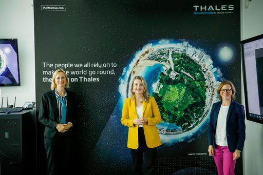 Vorschau Bild von Die Gründerinnen von Thales Women In Network freuen
sich über einen spannenden Austausch mit Frauenministerin Susanne
Raab