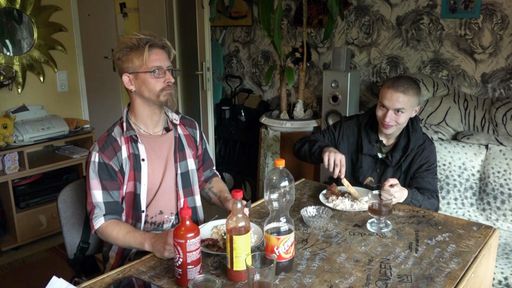Zwei neue Protagonisten sind David (41) sowie seine Söhne Nick
und Brian. Die beiden jungen Erwachsenen kamen bereits öfter mit dem
Gesetz in Konflikt, Brian sitzt derzeit sogar im Gefängnis. Nick ist
erst vor Kurzem aus selbigen entlassen worden - nachdem er
anderthalb Jahre wegen Körperverletzung einsaß. Ein geregeltes Leben
kommt für Nick nicht in Frage - arbeiten möchte er grundsätzlich
nicht. Als er erneut verhaftet wird, droht ihm nun eine lange
Strafe. Die neuen Folgen "Armes Deutschland - Stempeln oder
abrackern?": Ab Montag, 05. Oktober 2020, um 20:15 Uhr bei RTLZWEI.
/ Weiterer Text über ots und www.presseportal.de/nr/6605 / Die
Verwendung dieses Bildes ist für redaktionelle Zwecke honorarfrei.
Veröffentlichung bitte unter Quellenangabe: "obs/RTLZWEI"