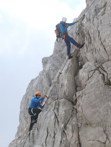  Drei CEO Jan Trionow beim Dachstein-Aufstieg mit
Bergführer