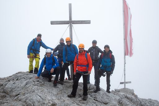 Vorschau Bild von (v.l.n.r.): Olympiasportler Felix Gottwald,
Christoph Stadler/Drei, Andreas Slama/AS markom, Drei CEO Jan
Trionow, Sporthilfe-Chef Gernot Uhlir, Bergführer und Naturfotograf
Herbert Raffalt und Klaus Höfler/Kleine Zeitung am Gipfel des
Dachsteins.