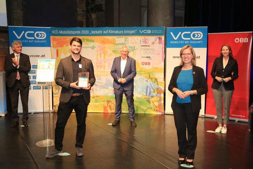Das AIT-Projekt InFraReD gewann den
VCÖ-Mobilitätspreis in der Kategorie Digitalisierung (v.l.n.r.:
Arnulf Wolfram (Siemens Mobility), Serjoscha Düring, Willi Nowak
(VCÖ), FBM Leonore Gewessler (BMK), Michaela Huber (ÖBB). ©:
VCÖ/APA-Fotoservice/Hautzinger