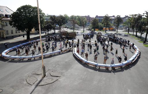 Vorschau Bild von In einem Herz aus Bierbänken stoßen Brauereien und die
Oktoberfest Familie gemeinsam auf die Wiesn 2020 an / Weiterer Text
über ots und www.presseportal.de/nr/19178 / Die Verwendung dieses
Bildes ist für redaktionelle Zwecke honorarfrei. Veröffentlichung
bitte unter Quellenangabe: "obs/Paulaner Brauerei/Stefan Matzke /
sampics"