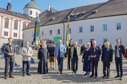 Die von Bauernbundobmann Stephan Pernkopf (4.v.l.)
und Direktor Paul Nemecek (1. v.l.) begrüßten Ehrengäste und Hauser
Subprior Pater Michael Staberl (3. v.l.) rund um Bundeskanzler a.D.
Wolfgang Schüssel und LH a.D. Erwin Pröll zeigten getreu dem Motto
der Wallfahrt Zuversicht und Stärke.