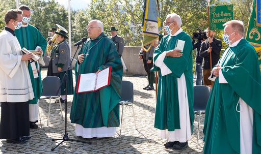 Vorschau Bild von Abt Petrus Pilsinger (3. von links) aus dem
Benediktinerstift Seitenstetten zelebrierte das Pontifikalamt zur
74. NÖ Bauernbundwallfahrt.