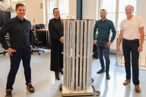 Von links: Gerald Kohler, Felicitas Kohler,
PLANLICHT, Ronald Stärz, Harald Schöbel, MCI mit „seTUBE Gondola“
Prototyp. Foto: MCI Planlicht/Spiess