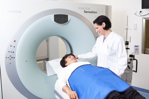  Bildtext: Dr. Schmidt, Leiterin der Radiologie Graz Ragnitz,
spricht mit einer Patientin