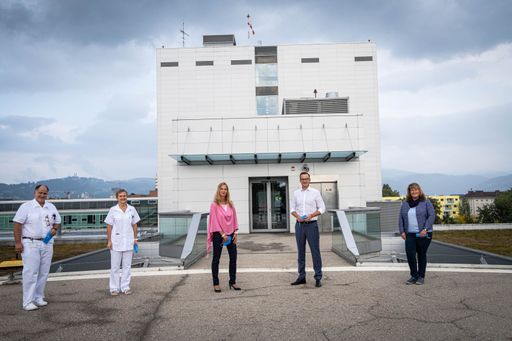 v.l.n.r. Ärztlicher Leiter Klaus Katzensteiner, Stv.
Pflegedienstleiterin Renate Bachinger, Direktorin Marina
Pree-Candido, Obmann Mario Watz und Stv. Verwaltungsleiterin Renate
Pichler