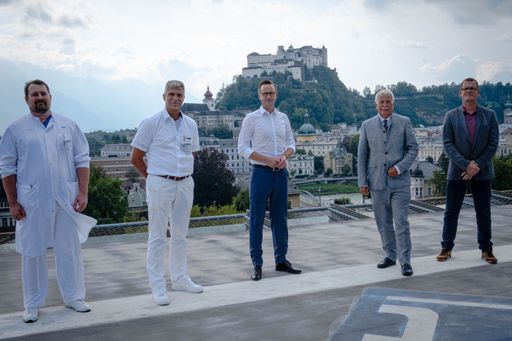 Vorschau Bild von v.l.n.r. Ärztliche Leiter Arnold Suda und Wolfgang Voelckel,
Obmann Mario Watz, Landesstellendirektor und Verwaltungsleiter
Direktor Herbert Koutny, Pflegedienstleitung Helmut Walchshofer