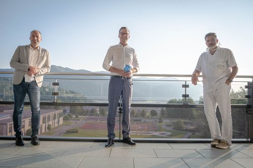 Vorschau Bild von Verwaltungsdirektor Andreas Edenhauser, Obmann Mario Watz und
Stv. Pflegedirektor Christoph Gruber