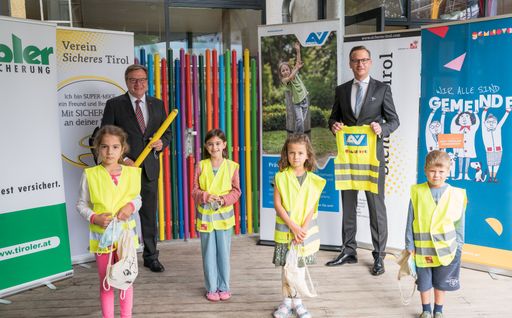 Vorschau Bild von Anlässlich des Schulstarts in Tirol verteilte die AUVA gemeinsam
mit dem Land Tirol und dem Verein Sicheres Tirol zum dritten Mal in
Folge ein Sicherheits-Schulstartpaket an rund 8.000
ErstklässlerInnen.