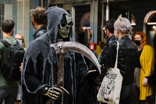 Vorschau Bild von Bei der SLASH-Eröffnung im Gartenbaukino am 17.
September sorgte der Tod persönlich dafür, dass die Gäste den
Sicherheitsabstand einhalten.