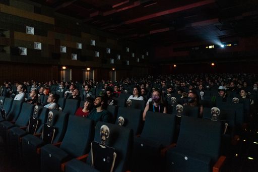  SLASH Filmfestival Opening Night im Gartenbaukino
am 17. September. Gezeigt wurde die AU/US-Produktion RELIC - die
Skelett-Abstandshalter schauten mit.