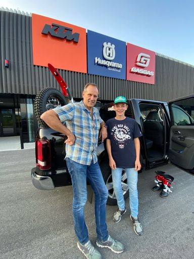 Heinz Kinigadner und Philipp Schmidt bei der
Übergabe einer GasGas 125 TXT Trialmotorrd