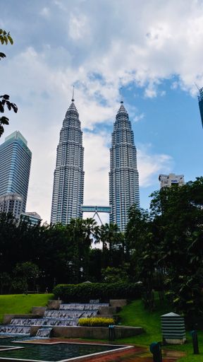 Vorschau Bild von Die in Wiener Neudorf ansässige Indect Electronics
& Distribution GmbH hat denTiefgaragenkomplex der vom
Mineralölkonzern Petronas gebauten Wolkenkratzerpaares in Kuala
Lumpur, der Hauptstadt Malaysias, mit ihren innovativen
Parkleitsystemen ausgestattet.