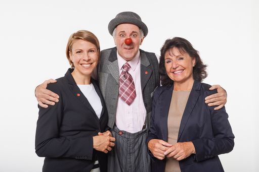 Vorschau Bild von Mag.a (FH) Ivana Bacanovic (Geschäftsführerin ROTE
NASEN Österreich), Martin Kotal alias Ernesto (Künstlerischer Leiter
ROTE NASEN Österreich) und Claudia Pallasser (Geschäftsführerin
ClownDoctors Salzburg) gehen ab sofort gemeinsame Wege