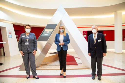  https://www.apa-fotoservice.at/galerie/23408 Vernissage:
100 Jahre Austrian Standards – Zukunft gestalten
Im Bild (v.l.n.r.): Direktorin DDr. Elisabeth Stampfl-Blaha, 
Wirtschaftsministerin Dr. Margarete Schramböck und Austrian-Standards-
Präsident Dr. Walter Barfuß.