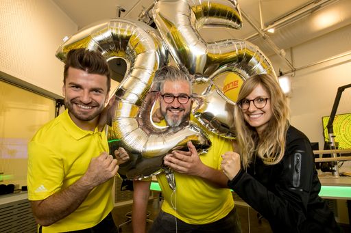 Die Antenne Muntermacher Thomas Axmann, Chrisi Klug und Thomas
Seidl nonstop im Antenne Hitcountdown