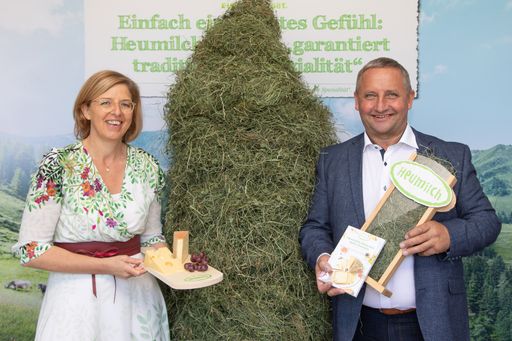 ARGE Heumilch-Geschäftsführerin Christiane Mösl und
Obmann Karl Neuhofer präsentieren die neue Heumilch-Fibel
