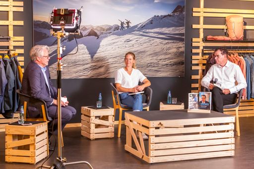 Buch-Talk mit Antje von Dewitz und Gerd Müller über die globalen
Fragen unserer Zeit / Der gemeinsame Kampf für ein
Lieferkettengesetz / Moderator Hendrik Groth (Chefredakteur der
Schwäbischen Zeitung), VAUDE Geschäftsführerin Dr. Antje von Dewitz
und Bundesentwicklungsminister Dr. Gerd Müller (v.l.) beim Buch-Talk
über die globalen Fragen unserer Zeit. / Weiterer Text über ots und
www.presseportal.de/nr/144570 / Die Verwendung dieses Bildes ist für
redaktionelle Zwecke honorarfrei. Veröffentlichung bitte unter
Quellenangabe: "obs/VAUDE Sport GmbH & Co. KG/Alwin Buchmaier"