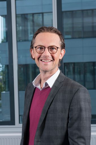 Christoph Hammer, Mitglied der Geschäftsleitung –
Marketing, Vertrieb, Produktmanagement der NAVAX Unternehmensgruppe:
"Die Anwendung erlaubt es, Prozesse zu standardisieren, Zahlungs-
bzw. Auftragsregeln zu definieren und Kontroll- und Freigaberegeln
abzubilden. Mit dem Wegfall der manuellen Eingabe in das Electronic
Banking-System werden Fehler vermieden und Zeit eingespart."