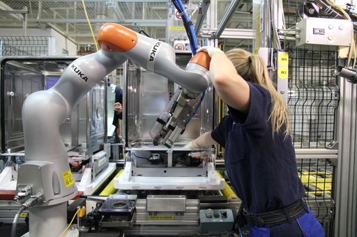 ROBOTER: Deutschland in Europa auf Platz eins, berichtet
International Federation of Robotics / Deutschland ist in der
Europäischen Union mit rund 221.500 Industrie-Robotern die am
stärksten automatisierte Volkswirtschaft - der Bestand stieg um 3 %
(2019). Damit sind in den Fabriken der deutschen Wirtschaft rund
dreimal so viele Industrie-Roboter im Einsatz wie in Italien (74.400
Einheiten), rund fünf Mal so viele wie in Frankreich (42,000
Einheiten) und rund zehn Mal so viele wie in Großbritannien (21.700
Einheiten). Das berichtet die International Federation of Robotics
(IFR) mit der Veröffentlichung des Jahrbuchs World Robotics 2020. /
Weiterer Text über ots und www.presseportal.de/nr/115415 / Die
Verwendung dieses Bildes ist für redaktionelle Zwecke honorarfrei.
Veröffentlichung bitte unter Quellenangabe: "obs/The International
Federation of Robotics/KUKA"