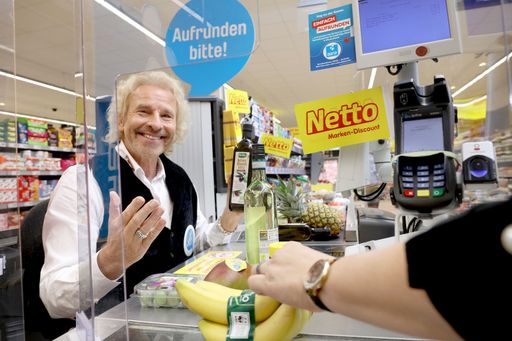 Thomas Gottschalk sitzt an der Kasse von Netto Marken-Discount /
Weiterer Text über ots und www.presseportal.de/nr/72216 / Die
Verwendung dieses Bildes ist für redaktionelle Zwecke honorarfrei.
Veröffentlichung bitte unter Quellenangabe: "obs/Netto
Marken-Discount AG & Co. KG/Andrea Fabry"