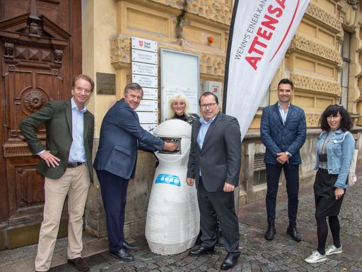 Stefan Umdasch (3D Betondruck Solutions), Erich
Hohenberger (Bezirksvorsteher Landstraße), Susanne Wessely
(Bezirksvorsteher-Stellvertreterin Landstraße), Peter
Schrattenholzer (Geschäftsführung Attensam Wien), Emil Diaconu (GF
Social City Wien) und Patricia Anderl (Bezirksrätin Landstraße) bei
der Präsentation des neuen LAMATU Outdoor-Hygienespenders vor dem
Amtshaus Landstraße (v.l.n.r.)