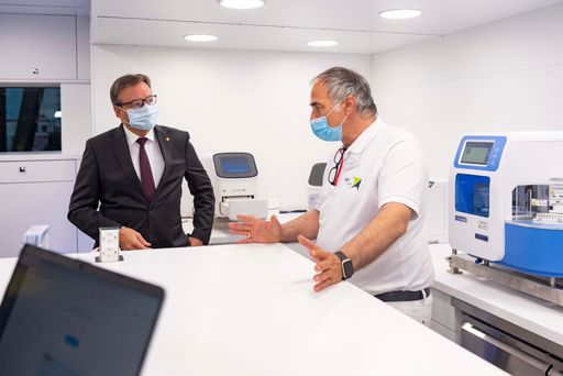 LH Günther Platter machte sich gestern, Freitag, vorab ein Bild
vom LAB TRUCK – hier im Gespräch mit Ralf Herwig von HG Pharma, das
anbietende Tiroler Unternehmen der LAB TRUCKs.