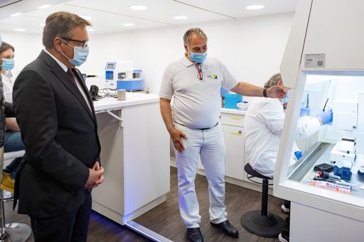 Vorschau Bild von LH Günther Platter und Ralf Herwig warfen einen Tag vor dem Start
der LAB TRUCKs einen Blick auf die die modernste Labortechnik.