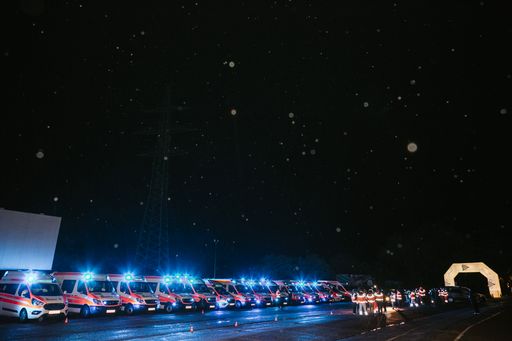  Mit 16 Einsatzfahrzeugen reisten die Johanniter zum
Kinoabend im Autokino Wien powered by VELO an und bedankten sich mit
einem Blaulichtkonzert.