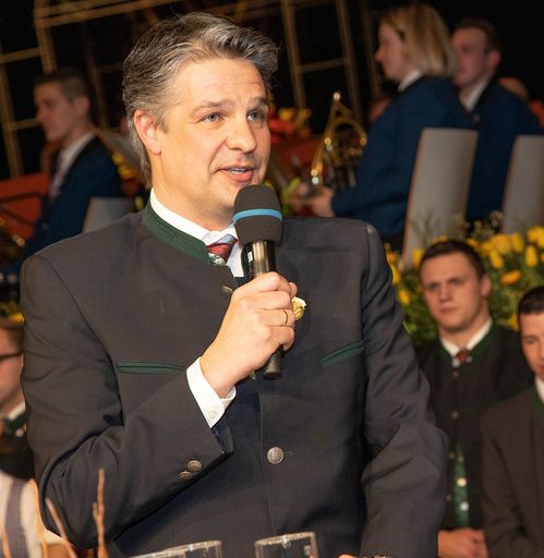  Ball-Obmann Stefan Jauk: "Beim 78. Bauernbundball heißt es
diesmal 'Alles Walzer' am Wohnzimmer-Parkett."
