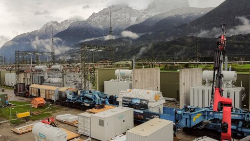 Der dritte Trafo-Teil wird gelierfert und steht vor
dem Fundament.