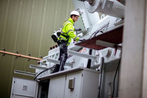 Vorschau Bild von Der Transformator wird installiert, bevor er an die
Hochspannungsanlage angebunden und unter Spannung gesetzt wird.