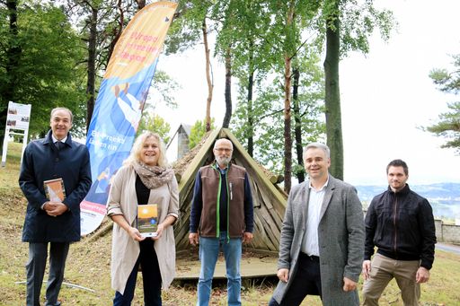  https://www.apa-fotoservice.at/galerie/23802 Im Bild v.l.n.r.:
Landesrat Leonhard Schneemann Andrea Sedlatschtek
(Regionalmanagement Burgenland GmbH) Engelbert Kenyeri (Naturpark
Geschriebenstein) Christian Pinzker (Bürgermeister Gemeinde
Unterkohlstätten) Markus Kappel (Obmann Naturparkverein)