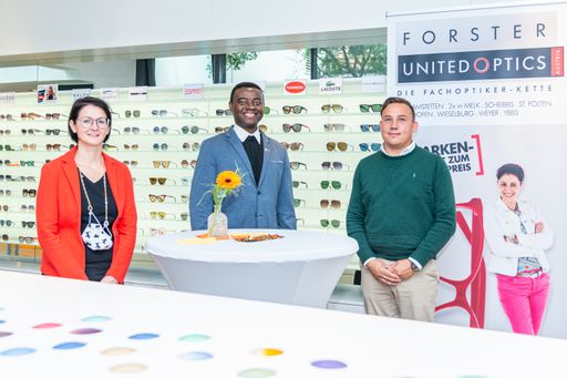 Vorschau Bild von https://www.apa-fotoservice.at/galerie/23895/
"Neues Leben für alte Brillen" - UNITED OPTICS Partner sammeln alte
Brillen in ganz Österreich, die über das Projekt "One Heart Umunohu“
von Pfarrer Dr. Emeka Emeakaroha, Menschen in Nigeria besseres Sehen
schenken. Nähere Informationen auf https://www.unitedoptics.at/ Im
Bild v.l.n.r. : Petra Forster (Prokoristin FORSTER UNITED OPTICS),
Mag. Dr. Emeka Emeakaroha (Initiator von One Heart Umunohu), Torsten
Hamberger (Geschäftsführer UNITED OPTICS)