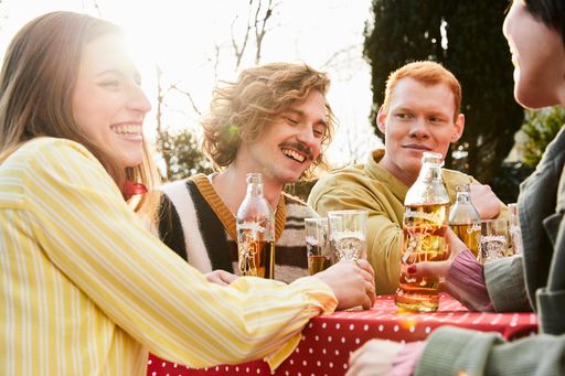Vorschau Bild von Almdudler ist mitten im Leben, dort wo Menschen
zusammenkommen.