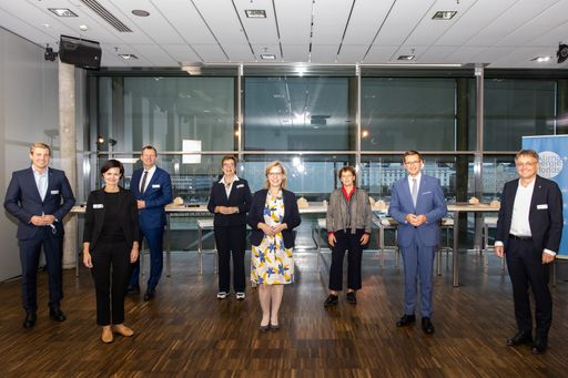 https://www.apa-fotoservice.at/galerie/23416 v.l.n.r. Philipp
Gady, Vizepräsident WKO; Elisabeth Engelbrechtsmüller-Strauß, CEO
Fronius International GmbH; Stefan Stallinger, Vorstandsdirektor
Energie AG; DI Theresia Vogel, Klima- und Energiefonds;
Bundesministerin Leonore Gewessler; Ursula Lackner, Landesrätin für
Umwelt- und Klimaschutz Steiermark; Markus Achleitner, Landesrat für
Wirtschaft und Energie Oberösterreich; Michael Gerbavsits,
Vorstandsvorsitzender Energie Burgenland AG.