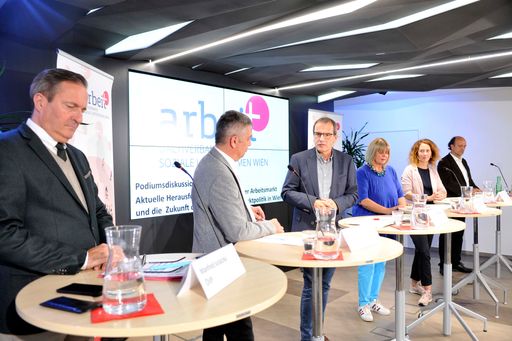 Die Diskussionsrunde: (v.l.) Manfred Juraczka
(ÖVP), Wolfgang Seidl (FPÖ), Christian Meidlinger (SPÖ), Swantje
Meyer-Lange (arbeit plus Wien), Judith Pühringer (Grüne) und Stefan
Gara (NEOS)