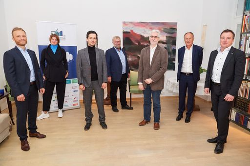  In einem virtuellen Presse-Kickoff präsentierten
die Gesellschafter:innen gemeinsam mit Volker Schaffler (Stadt der
Zukunft/BMK) (3.v.l.) und Steffen Robbi (Digital Findet
Stadt)(links) die neue Innovationsplattform.