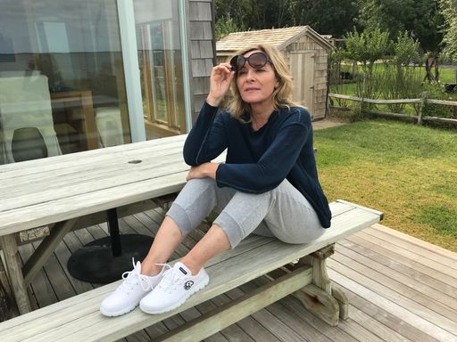 Vorschau Bild von Sex and the City Star Kim Cattrall sagt byebye zum sexy
Abendkleid und High-Heels. Beim Spazieren im Park zeigt sie sich
ganz casual mit Pullover, Jeans und farblich abgestimmten Merino
Sneaker – auch damit sieht sie richtig super aus.