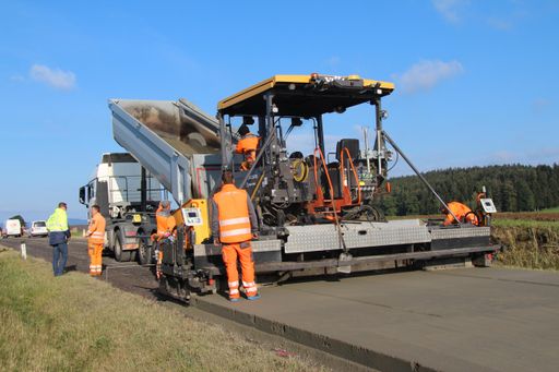 Vorschau Bild von Beim Einbau von Walzbeton wird das Equipment des herkömmlichen
Asphaltstraßenbaus genutzt.