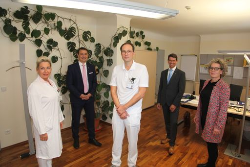 (v.l.n.r.:) interim. Ärztliche Direktorin, Prim. Dr. Angelika
Karner-Nechvile, MSc, MBA; Mag. (FH) Ludwig Gold, Geschäftsführer
Gesundheit Thermenregion GmbH; Primarius Dr. Karl Nigl; Mag. Andreas
Gamlich, Kaufmännischer Direktor; Pflegedirektorin Dipl. KH-BW
Christa Grosz, MBA, MBA;