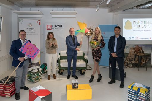 v.l.n.r Hannes Derfler (Bezirksvorsteher in der
Brigittenau), Yvonne Rychly (Abgeordnete zum Wiener Landtag), Toni
Faber (Dompfarrer St. Stephan& "PeaceBell"-Botschafter), Emil
Diaconu (GF Social City Wien), Beatrice Körmer (Miss Vienna 2019/20&
"PeaceBell"-Botschafterin)