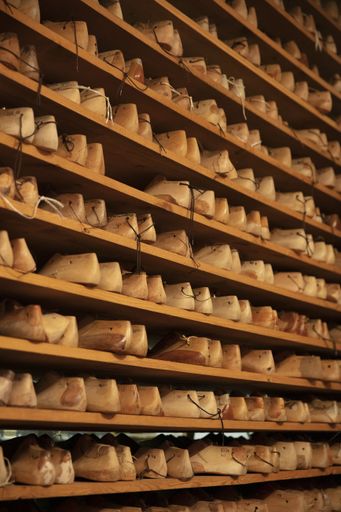 Vorschau Bild von Seit 1930 fertigt das Schuhatelier Kudweis, heute
bereits in dritter Generation, feinste handgemachte Maßschuhe für
Damen und Herren.