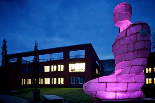 Das HPI bei Nacht. Foto: HPI/Kay Herschelmann / Weiterer Text
über ots und www.presseportal.de/nr/22537 / Die Verwendung dieses
Bildes ist für redaktionelle Zwecke honorarfrei. Veröffentlichung
bitte unter Quellenangabe: "obs/HPI Hasso-Plattner-Institut/Kay
Herschelmann"