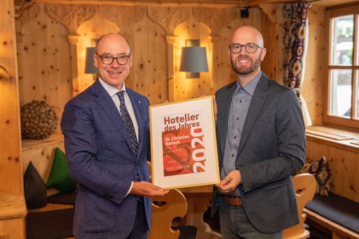 Vorschau Bild von Dr. Christian Harisch (Lanserhof, Harisch Hotels) ist „Hotelier
des Jahres 2020“ von Hotel & Touristik. Thomas Schweighofer
(Chefredakteur Hotel & Touristik) gratuliert.