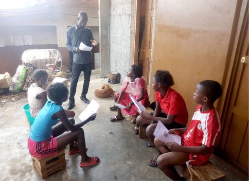  Kreative neue Unterrichtsformen sind in der Pademiezeit gefragt -
Lernen auf der Straße in Freetown, Sierra Leone