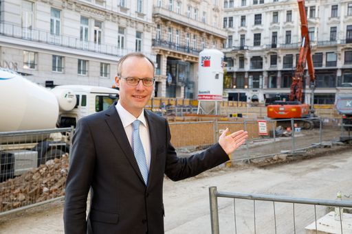 Standortanwalt Alexander Biach vor der Baustelle am
Hohen Markt